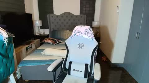 greta_v online show from November 13, 4:04 am