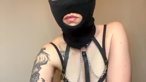 Snapshot of grippy_box chatting on October 22, 1:42 am grippy_box online show from October 22, 1:42 am