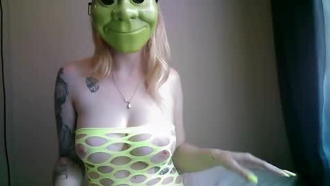 Snapshot of grippy_box chatting on February 24, 12:20 am grippy_box online show from February 24, 12:20 am