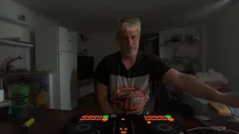 guardiannif_ online show from May 3, 6:14 pm