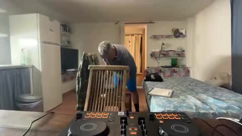 guardiannif_ online show from April 25, 8:06 pm