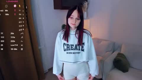 Kelly  Lilly online show from February 7, 8:45 pm