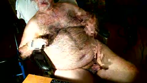 Snapshot of hairybear813 chatting on January 6, 5:41 am hairybear813 online show from January 6, 5:41 am