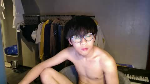 handsome_mannn online show from May 17, 7:34 pm