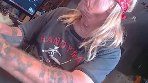 Snapshot of handystud33 chatting on October 21, 4:10 pm handystud33 online show from October 21, 4:10 pm