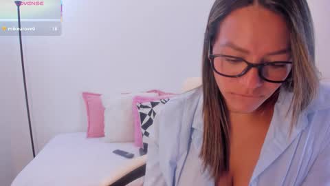 Hanna Williams  online show from March 12, 10:35 pm