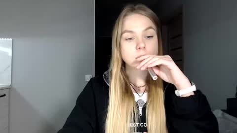 happy_fox_ online show from February 15, 6:39 pm