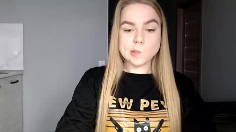 happy_fox_ online show from March 3, 2:28 pm