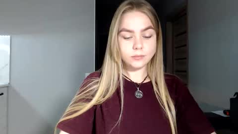 happy_fox_ online show from April 11, 7:29 pm