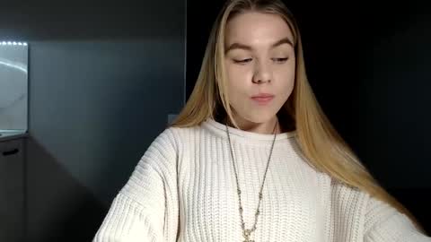 happy_fox_ online show from February 9, 9:49 pm