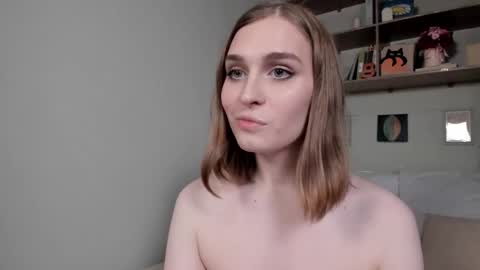 Mia online show from November 25, 8:13 am