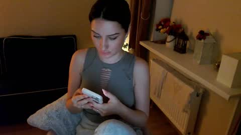 Snapshot of heaven_chloe chatting on March 12, 4:46 pm Heaven girl online show from March 12, 4:46 pm