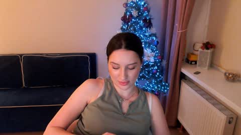 Snapshot of heaven_chloe chatting on January 25, 10:07 pm Heaven girl online show from January 25, 10:07 pm