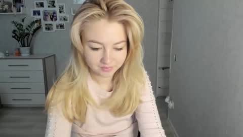 Snapshot of helen_angel_girl chatting on October 8, 5:24 am Helen sven online show from October 8, 5:24 am