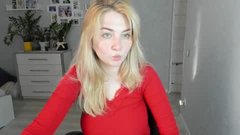 Snapshot of helen_angel_girl chatting on March 11, 1:45 pm Helen sven online show from March 11, 1:45 pm