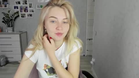 Snapshot of helen_angel_girl chatting on October 16, 6:35 am Helen sven online show from October 16, 6:35 am
