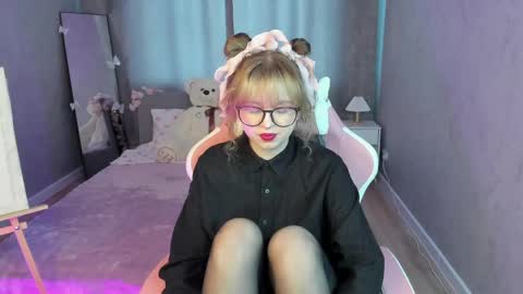 Helen Carson online show from April 21, 1:42 am