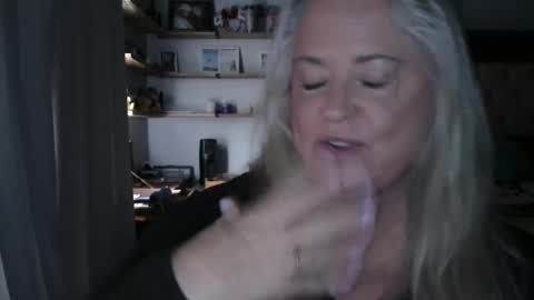 Hunnys Hive online show from February 24, 8:25 pm