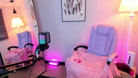 Hollie online show from February 11, 2:43 pm