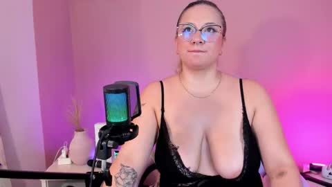 Hollie online show from January 12, 4:25 pm