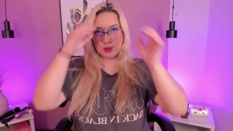 Hollie online show from October 17, 12:31 pm