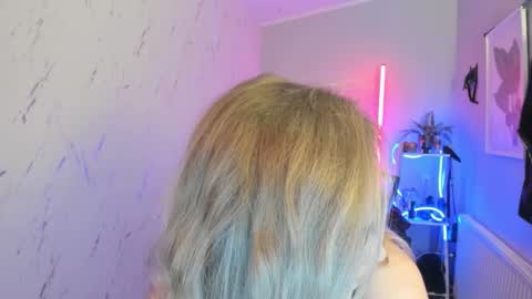 Holly online show from October 28, 6:31 pm