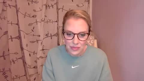 Snapshot of holly_bourbon chatting on November 1, 2:01 am holly_bourbon online show from November 1, 2:01 am