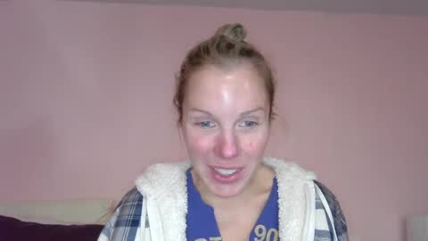 Snapshot of holly_bourbon chatting on October 12, 8:32 pm holly_bourbon online show from October 12, 8:32 pm