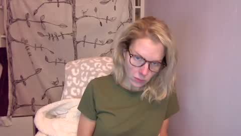 Snapshot of holly_bourbon chatting on October 16, 2:33 am holly_bourbon online show from October 16, 2:33 am