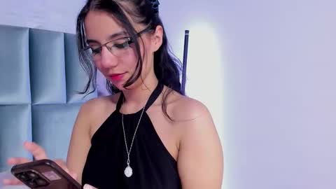 hollypeach_ online show from February 4, 8:02 pm