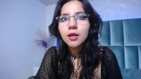 hollypeach_ online show from December 1, 7:45 pm