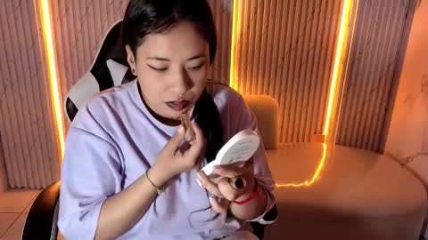 Holly  online show from November 6, 1:25 pm