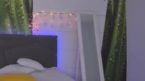 HollyTaillor online show from February 6, 1:36 pm