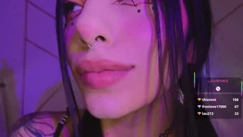 Snapshot of hollyxx_ chatting on October 21, 11:15 am holly online show from October 21, 11:15 am