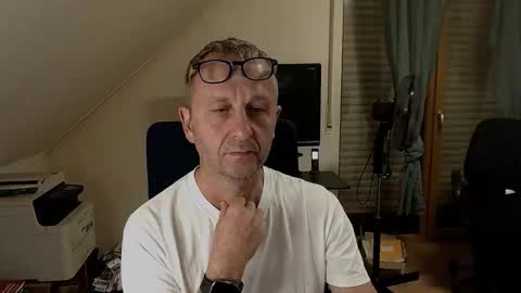 Snapshot of hondowill chatting on October 31, 11:38 pm Bernd online show from October 31, 11:38 pm