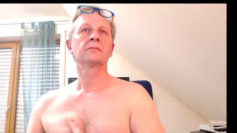 Snapshot of hondowill chatting on December 8, 1:03 pm Bernd online show from December 8, 1:03 pm