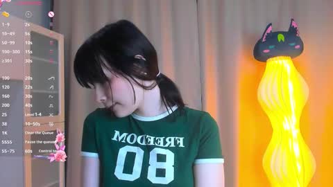 Snapshot of honeey_beee chatting on October 10, 8:35 pm May online show from October 10, 8:35 pm