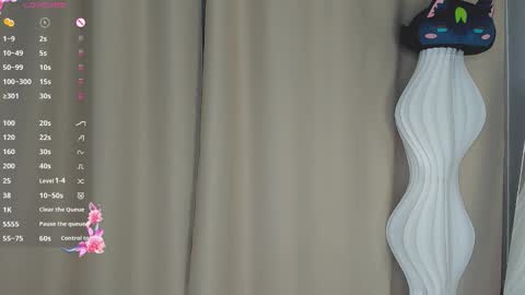 Snapshot of honeey_beee chatting on October 5, 8:27 pm May online show from October 5, 8:27 pm