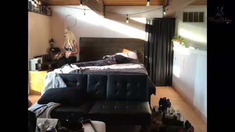 honeybuhnny online show from April 3, 2:40 am