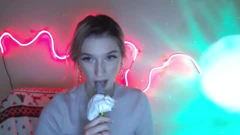 honeyveil online show from April 6, 7:04 pm