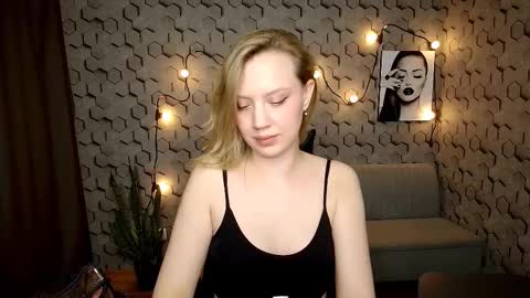 Snapshot of hope_happyyy chatting on March 1, 1:29 pm hope happyyy online show from March 1, 1:29 pm