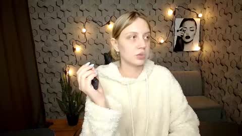 Snapshot of hope_happyyy chatting on March 9, 11:25 am hope happyyy online show from March 9, 11:25 am