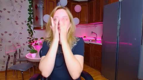 Snapshot of hope_happyyy chatting on September 18, 1:09 am hope happyyy online show from September 18, 1:09 am