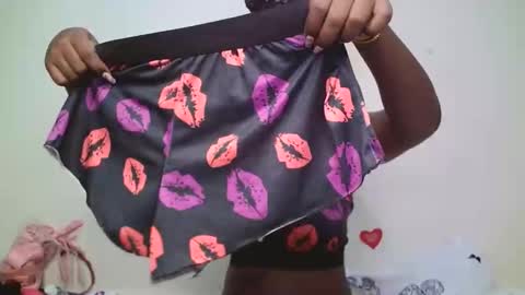 cutiey online show from April 19, 8:55 pm