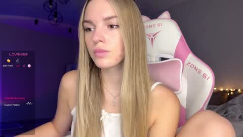 Snapshot of hornybunnyss chatting on December 16, 5:54 pm Sonya online show from December 16, 5:54 pm