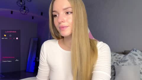 Snapshot of hornybunnyss chatting on December 18, 6:57 pm Sonya online show from December 18, 6:57 pm