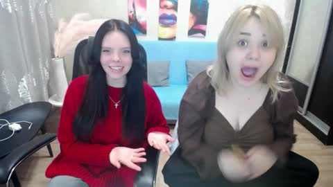 Lola and Lana online show from December 21, 6:47 pm