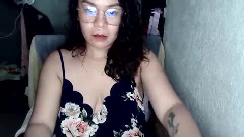 hot_emma1112 online show from July 20, 12:40 pm