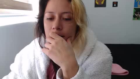 Mia online show from October 21, 3:59 pm