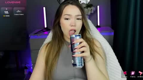 hello Im Eva online show from September 12, 9:33 am